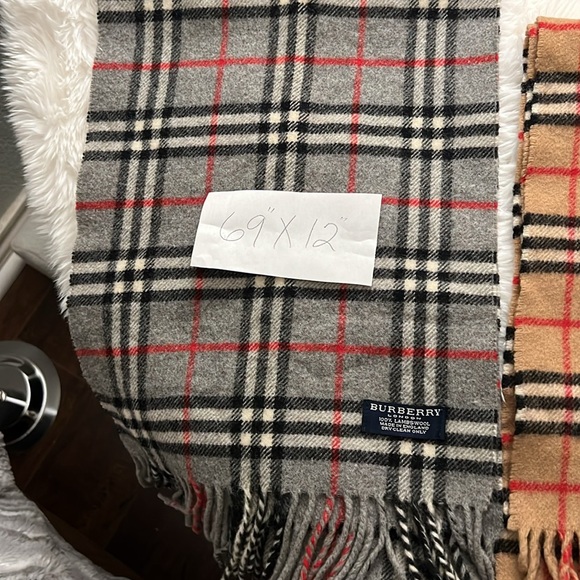 . One Burberry London 100% Lambswool Scarfs (Authentic) - Picture 4 of 6